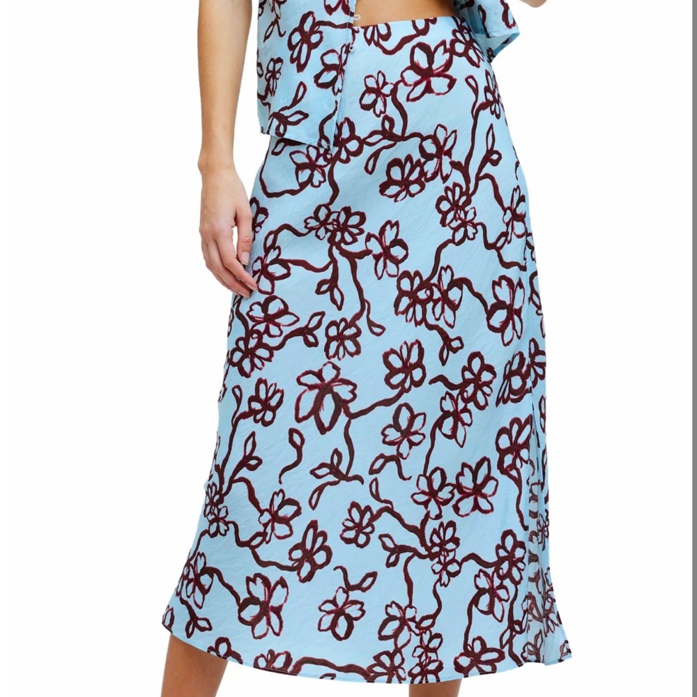 Textured floral-print fabric, midi slip skirt with pull-on waist and side slit. - Picture 1 of 2